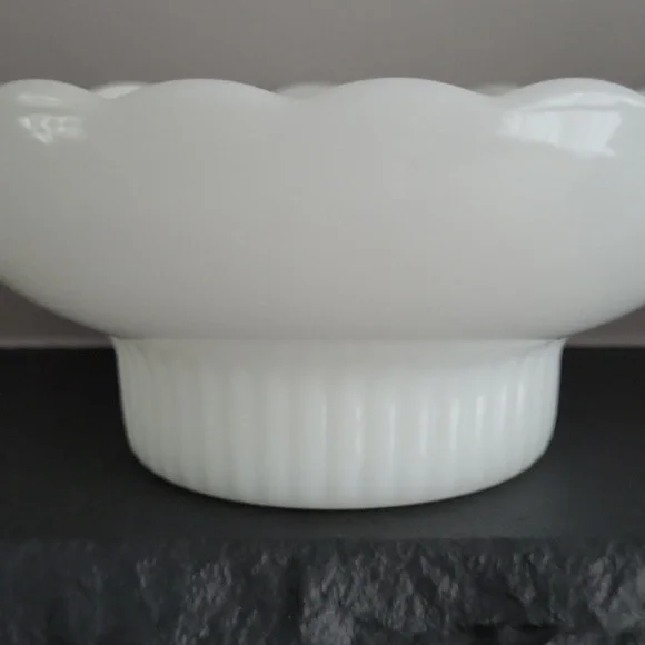 E.O. Brody Milkglass Vintage Bowls/Pair - Picture 4 of 7